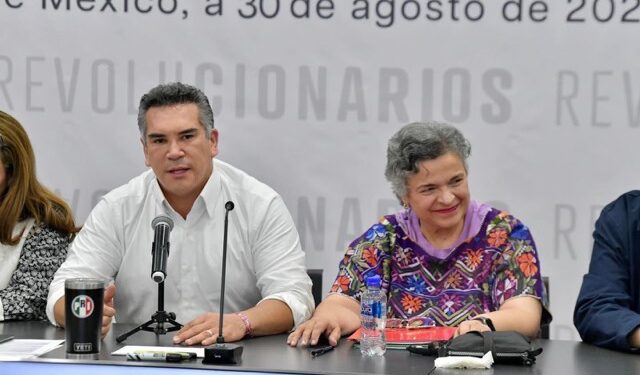 ALEJANDRO MORENO SACA DE LA CONTIENDA A BEATRIZ PAREDES