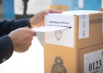 ARGENTINA VA A LAS URNAS EN ARENAS MOVEDIZAS. Por Roberto Dotti (*)