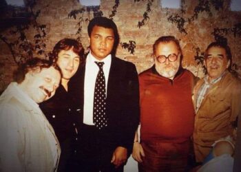 “TODOS FUIMOS NIÑOS, OTRA VEZ” (La historia detrás de esta foto). POR GIANNI MINA (*)