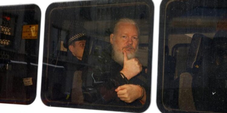 CUANDO TIEMBLA LA LIBERTAD DE PRENSA (EL CASO ASSANGE). Por Roberto Dotti (*)