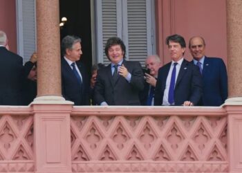 ARGENTINA: MARCHAS Y REBELIÓN DE GOBERNADORES EMPAÑA VISITA DE SECRETARIO DE ESTADO (EEUU)