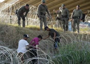 AMLO: NO NOS QUEDAREMOS CON LAS MANOS CRUZADAS ANTE POSIBLES DEPORTACIONES DE TEXAS
