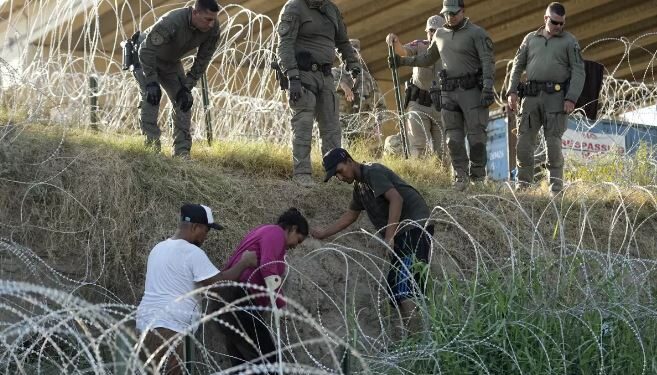 AMLO: NO NOS QUEDAREMOS CON LAS MANOS CRUZADAS ANTE POSIBLES DEPORTACIONES DE TEXAS