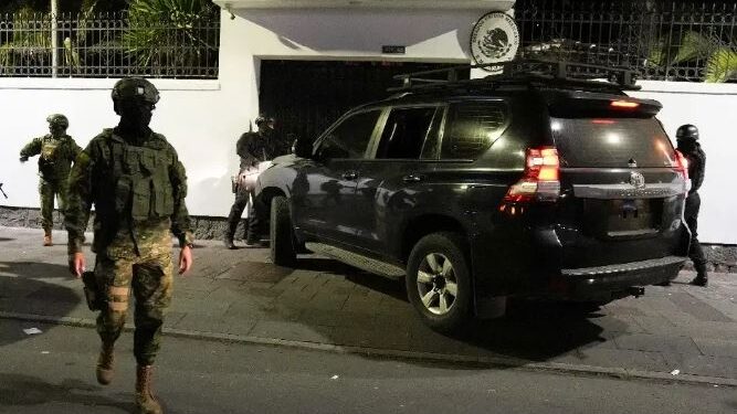POLICIA ECUATORIANA IRRUMPE EN LA EMBAJADA DE MÉXICO