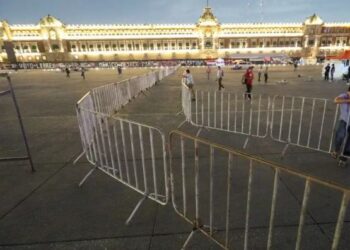 CNTE Y MITIN “MAREA ROSA” COMPARTIRAN EL ZÓCALO