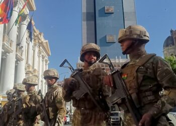 BOLIVIA: MOVILIZACIÓN DEL EJERCITO ANUNCIA UN GOLPE DE ESTADO