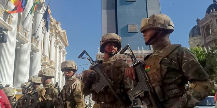 BOLIVIA: MOVILIZACIÓN DEL EJERCITO ANUNCIA UN GOLPE DE ESTADO