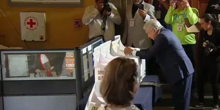 PRESIDENTE ANDRÉS MANUEL LÓPEZ OBRADOR Y BEATRIZ GUTIÉRREZ EJERCEN SU VOTO (Video)