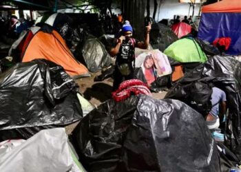 CUAUHTÉMOC: DESALOJAN MIGRANTES DE LA PLAZA GIORDANO BRUNO (COLONIA JUÁREZ)