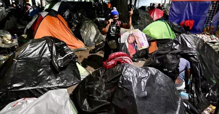 CUAUHTÉMOC: DESALOJAN MIGRANTES DE LA PLAZA GIORDANO BRUNO (COLONIA JUÁREZ)