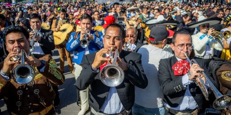 RÉCORD GUINNES: 1,132 MARIACHIS AL INÍSONO EN EL ZÓCALO DE CDMX