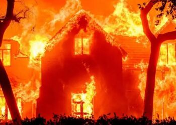 INCENDIOS FORESTALES EN LOS ÁNGELES (EU) Y EVACÚAN A 30 MIL PERSONAS