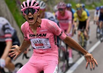 ISAAC DEL TORO (CICLISTA MEXICANO) GANA Y LIDERA EL GIRO DE ITALIA