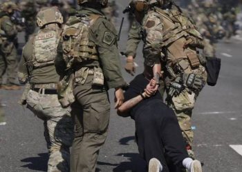 EEUU: DESPLIEGAN A DOS MIL SOLDADOS EN LOS ÁNGELES PARA CONTROLAR PROTESTAS CONTRA REDADAS