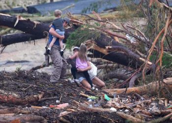 TEXAS: CRECEN CUESTIONAMIENTOS POR FALTA DE REACCIÓN, INUNDACIONES CAUSARON 32 MUERTOS Y CENTENARES DE DESAPARECIDOS