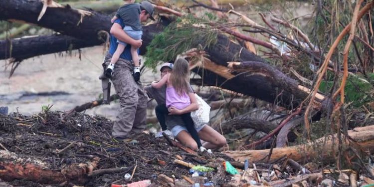 TEXAS: CRECEN CUESTIONAMIENTOS POR FALTA DE REACCIÓN, INUNDACIONES CAUSARON 32 MUERTOS Y CENTENARES DE DESAPARECIDOS