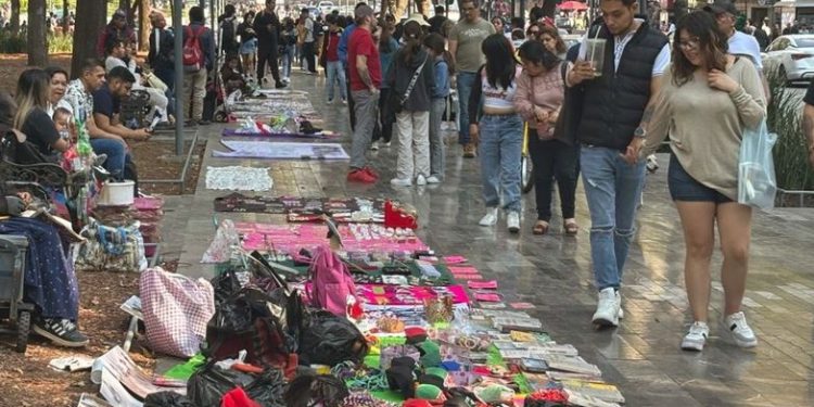 CENTRO HISTÓRICO: TOTAL DESORDEN EN EL COMERCIO AMBULANTE