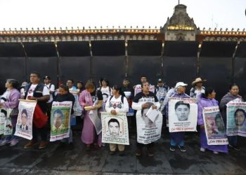 EXIGEN PADRES DE LOS 43, EXTRADICIÓN DE TOMÁS ZERÓN Y ULISES BERNABÉ REFUGIADOS EN ISRAEL