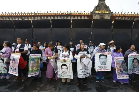 EXIGEN PADRES DE LOS 43, EXTRADICIÓN DE TOMÁS ZERÓN Y ULISES BERNABÉ REFUGIADOS EN ISRAEL