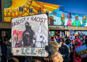 AL ESTILO DEL VIEJO OESTE, CONTRATAN CAZARRECOMPENSAS PARA LOCALIZAR MIGRANTES