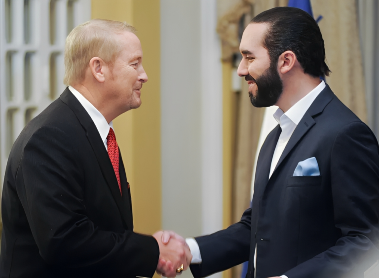 RONALD JOHNSON (DIPLOMÁTICO DE EEUU) ACUSADO DE PROTEGER AL PRESIDENTE SALVADOREÑO NAYIB BUKELE (*)